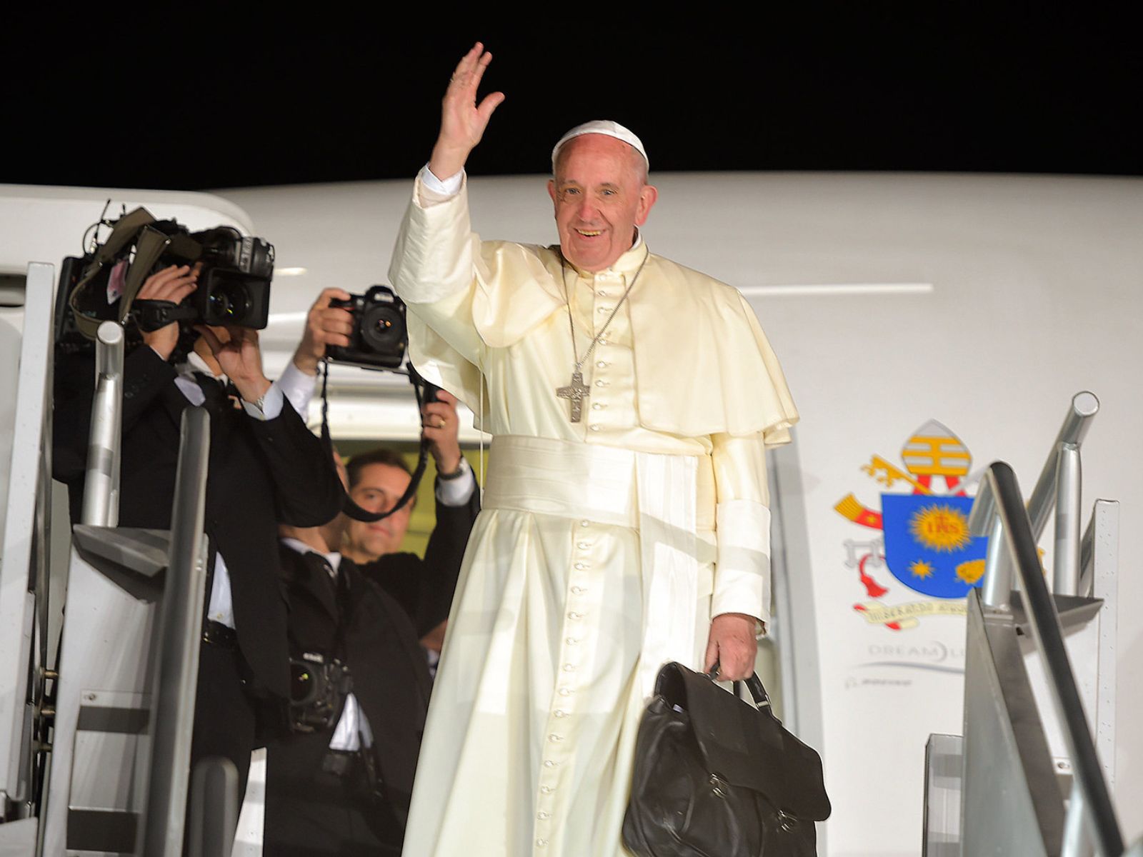 Papa Francisco é liberado do hospital e retorna ao Vaticano