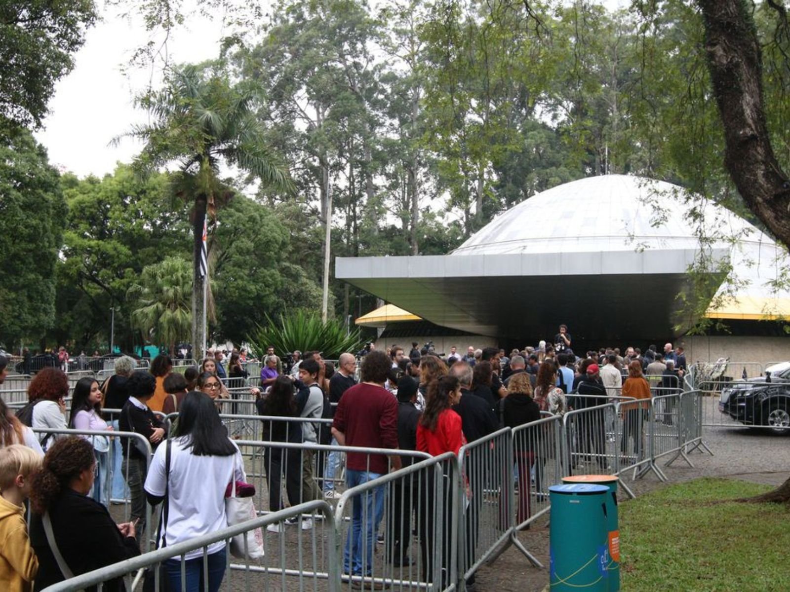 Público diz adeus a Rita Lee no planetário do Ibirapuera em São Paulo