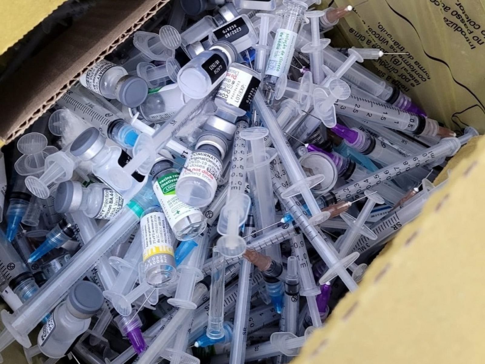 Vacinas contra covid-19 são encontradas no lixo de UBS em Natal