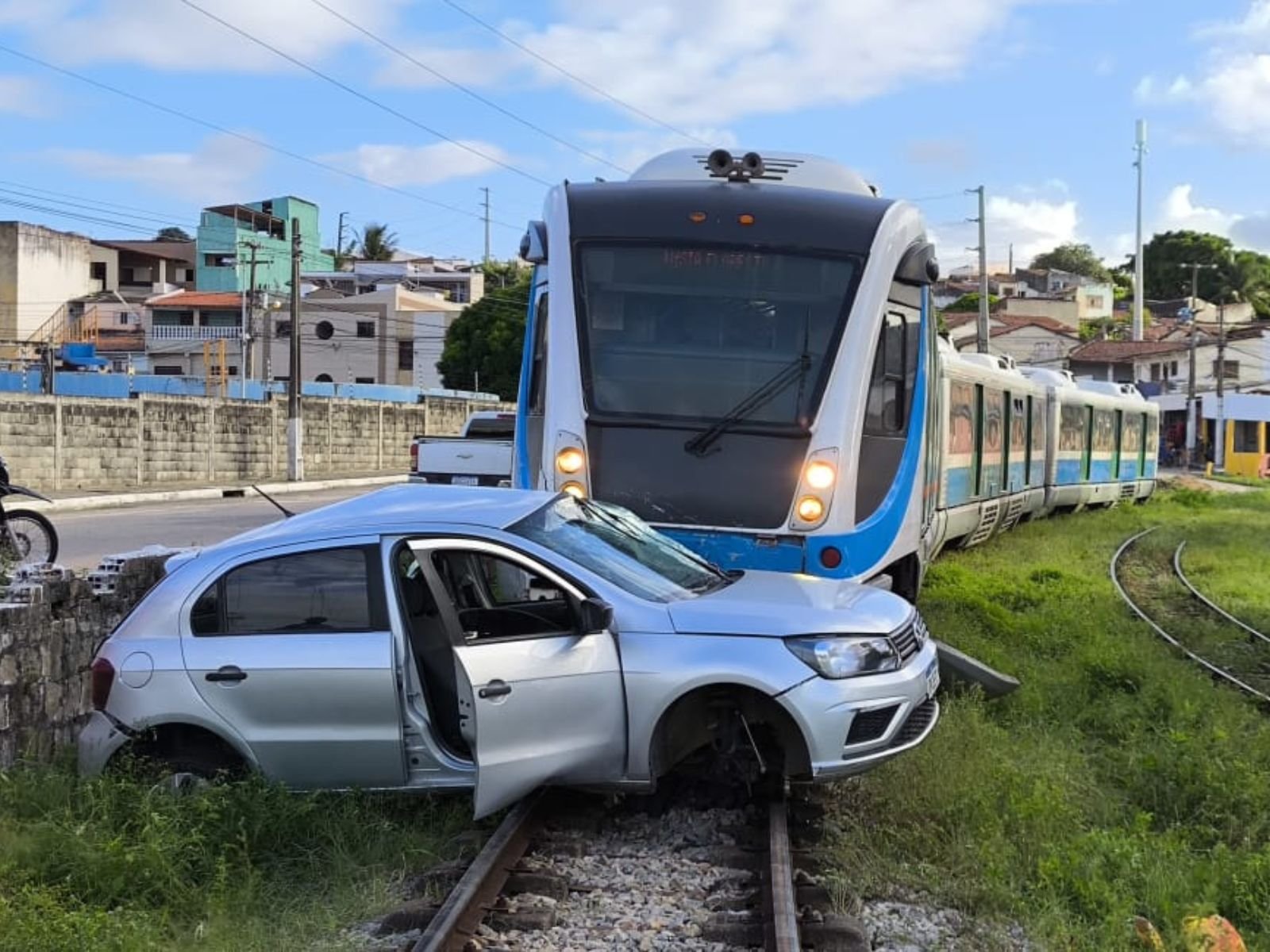 VLT colide com carro em Natal e deixa um ferido