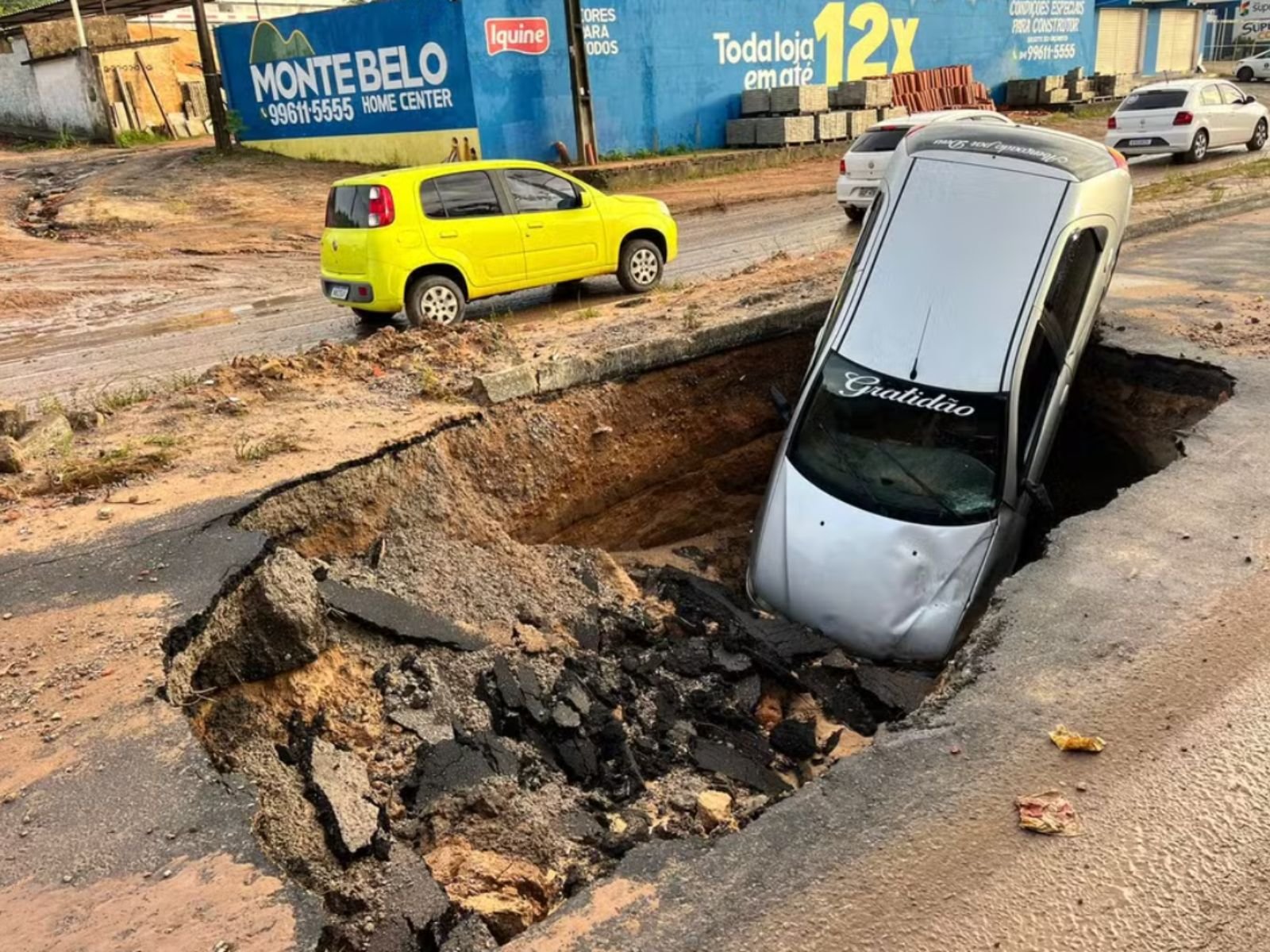 Carro despenca em cratera na Avenida Olavo Montenegro durante chuvas ...