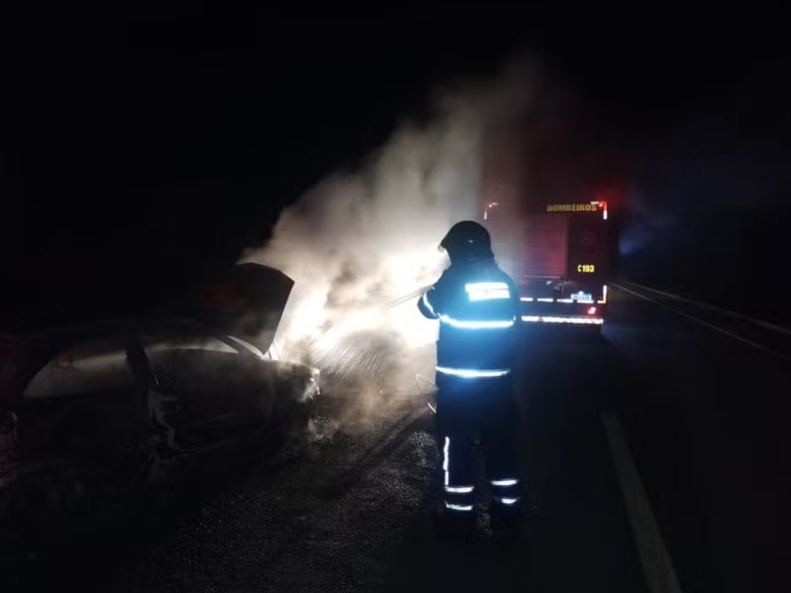 Homem é encontrado morto ao lado de carro em chamas na BR-101