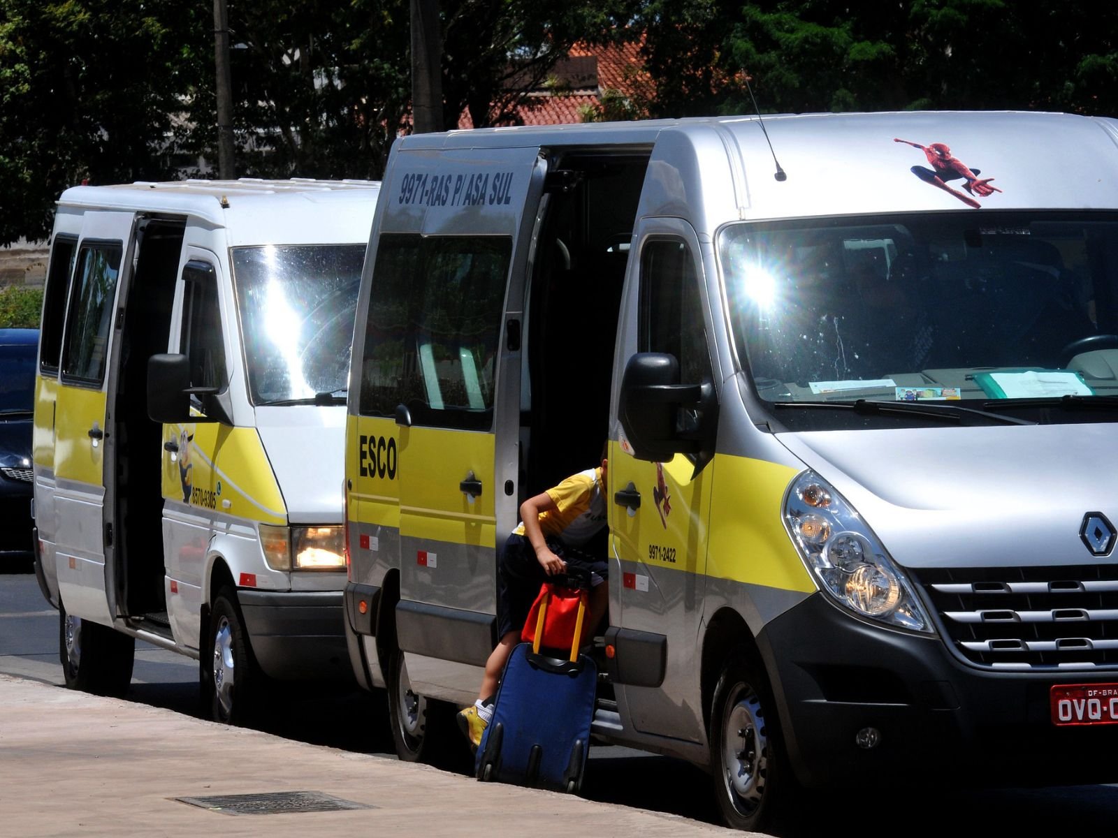 Estudante morre após cair de van escolar em movimento em Carnaubais