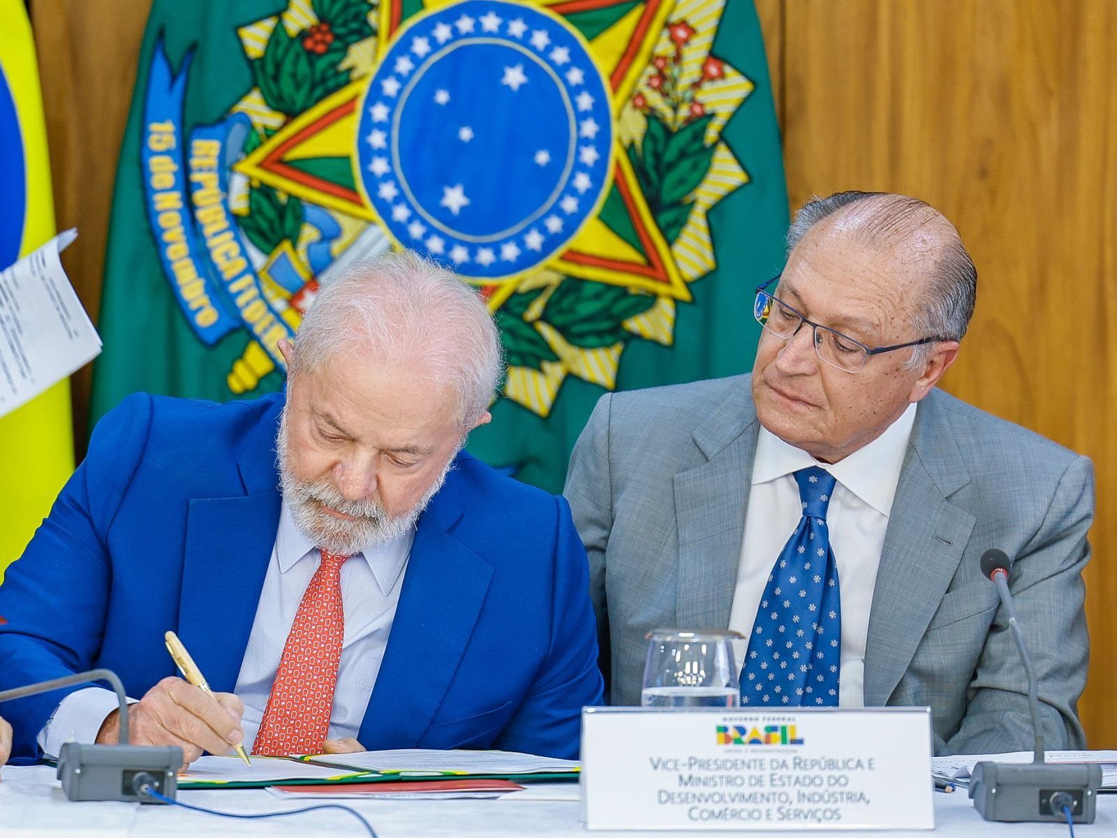 Lula assina decreto que regulamenta Lei da Reciprocidade Comercial