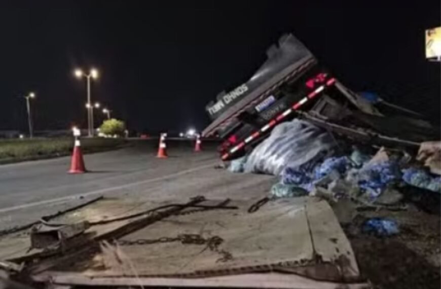 Carreta tomba na BR-304 em Mossoró e carga de produtos de limpeza é saqueada