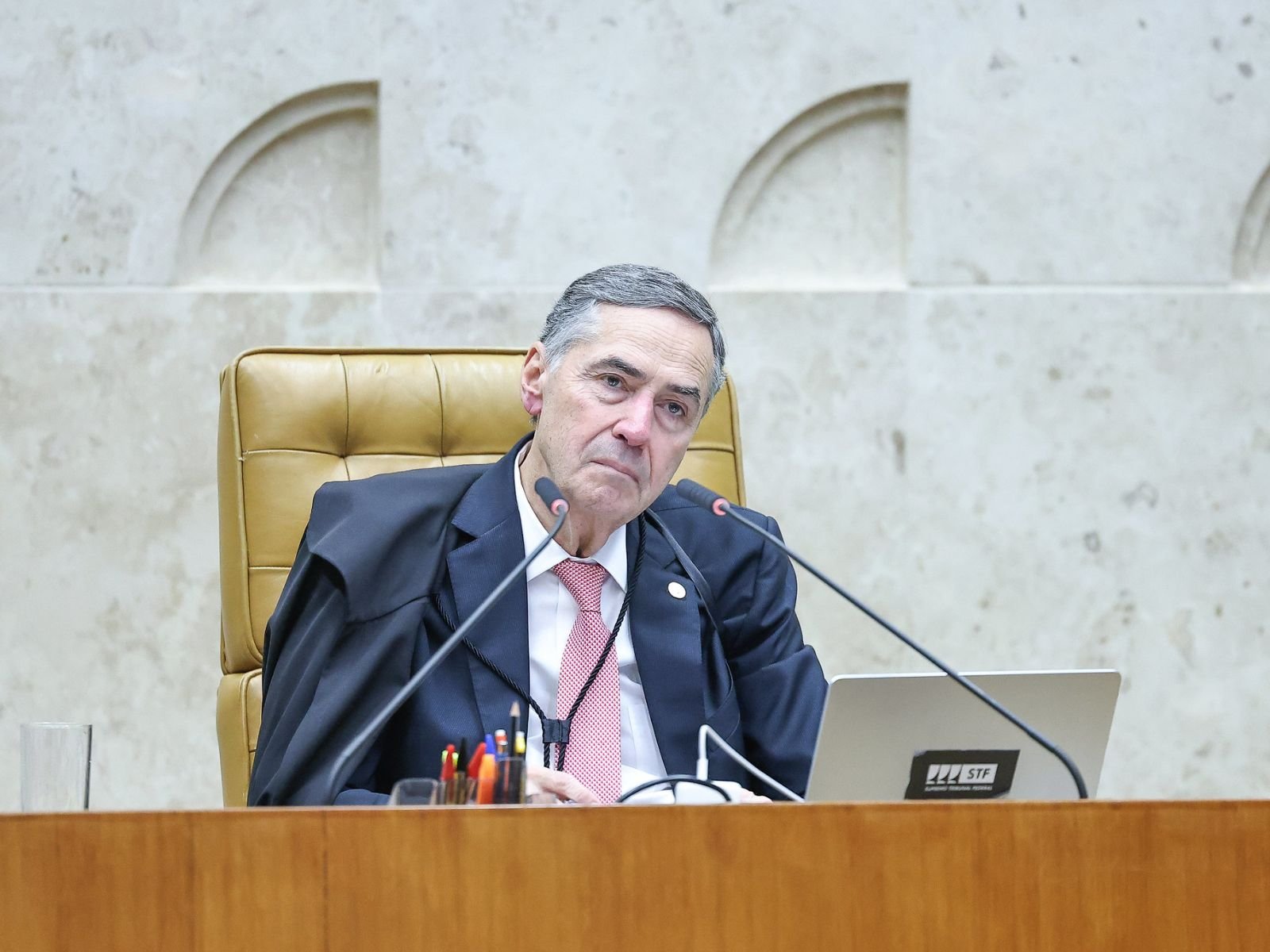 STF pode reagir a sanções dos EUA contra ministros, diz Barroso