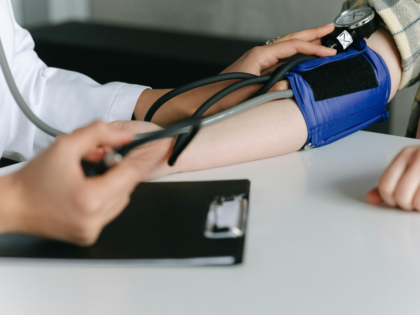 Pressão 12 por 8 não indica necessidade de remédios, mas merece atenção, explica cardiologista