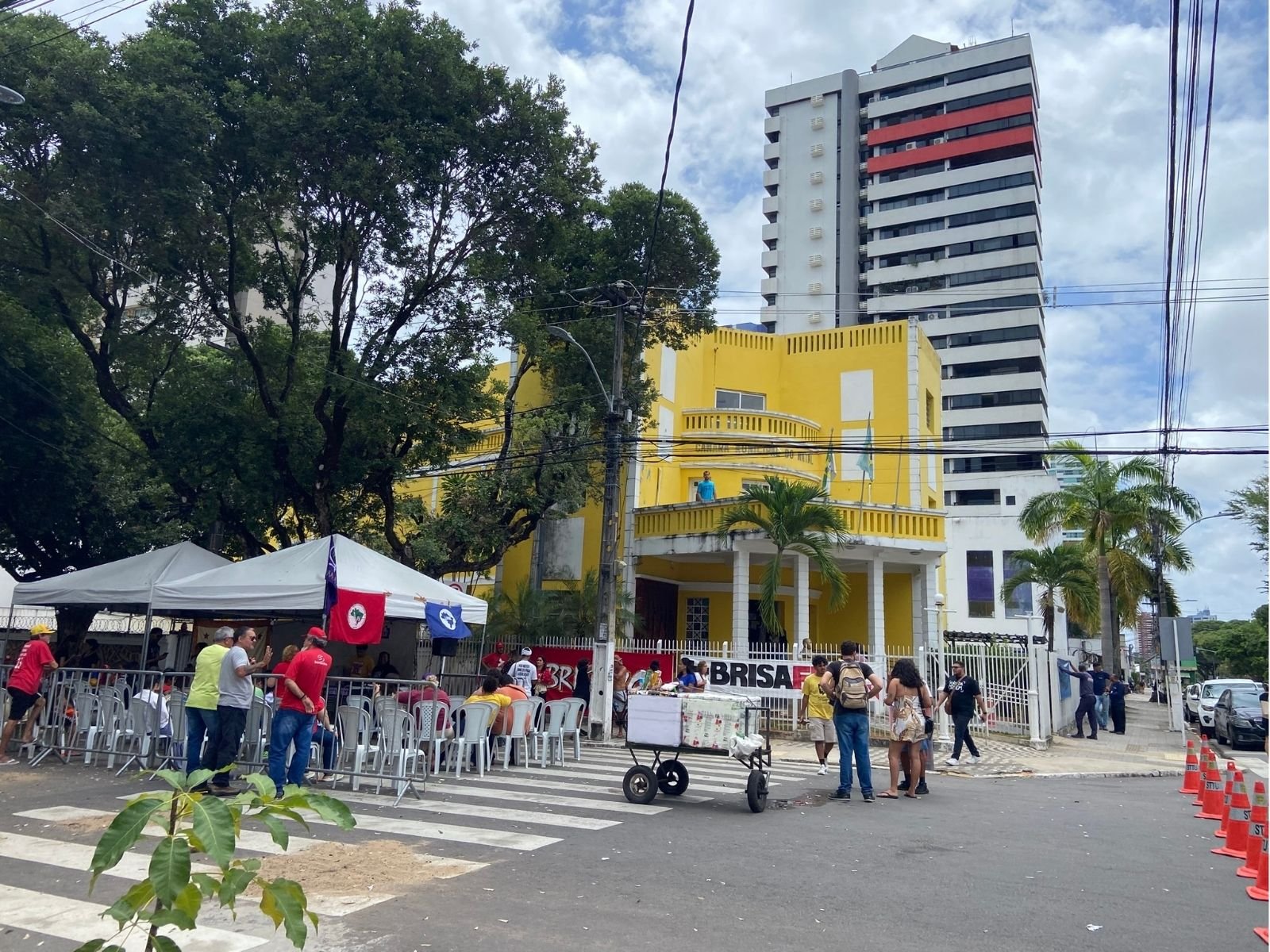 Apoiadores mantêm ato em defesa do mandato de Brisa Bracchi em frente à Câmara de Natal