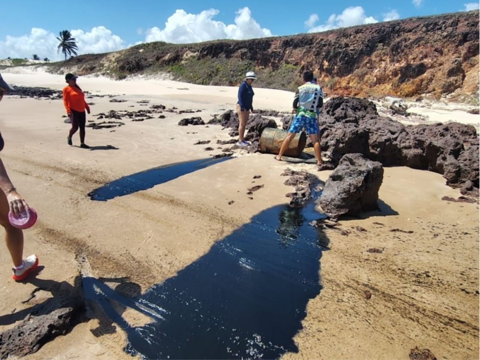 Barril com vazamento de óleo é encontrado na praia de Rio do Fogo