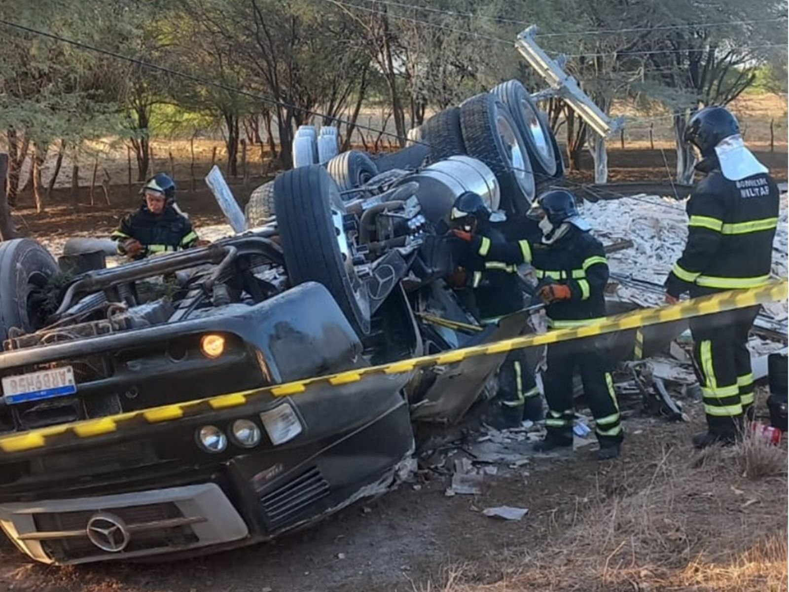 Caminhoneiro morre após carreta tombar na RN-288