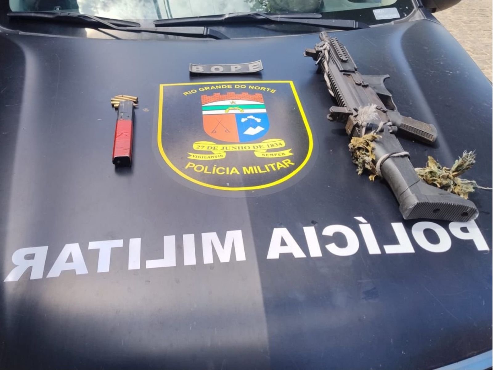 PM apreende submetralhadora e roupas camufladas em operação na mata de Mãe Luiza