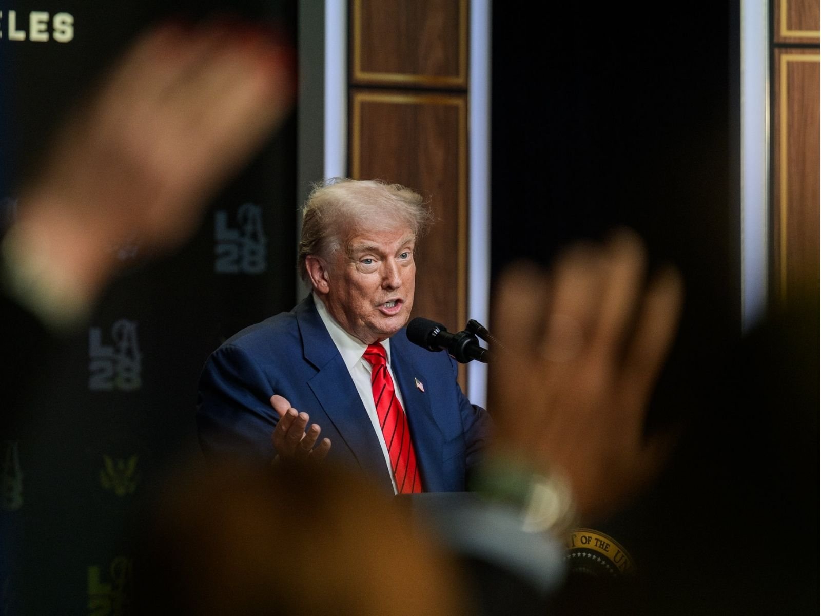 Trump assina lei que obriga divulgação de documentos do caso Jeffrey Epstein