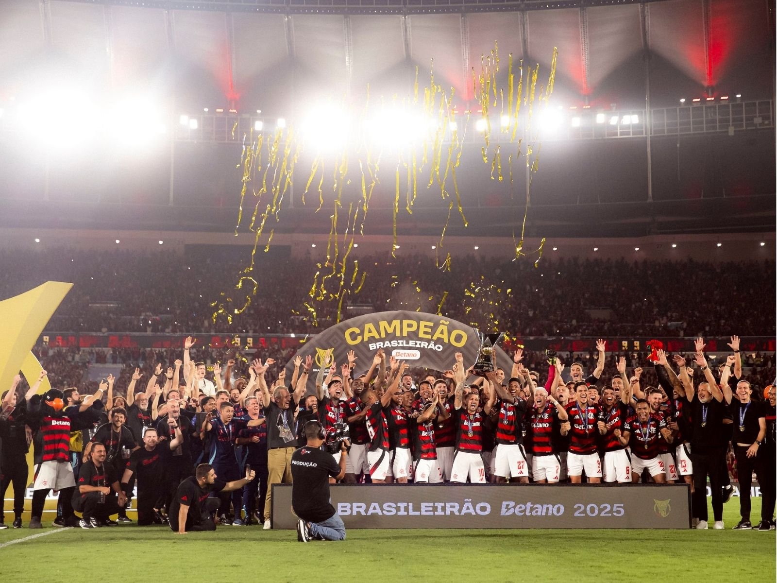 Flamengo derrota Ceará e coroa ano mágico com título Brasileiro